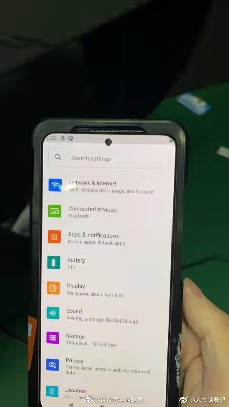 Redmi旗艦！疑似Redmi K40真機諜照曝光：采用OLED挖孔屏