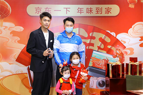 網(wǎng)紅主播“組團(tuán)”探店 京東3C家電年貨節(jié)線(xiàn)下門(mén)店的新打開(kāi)方式