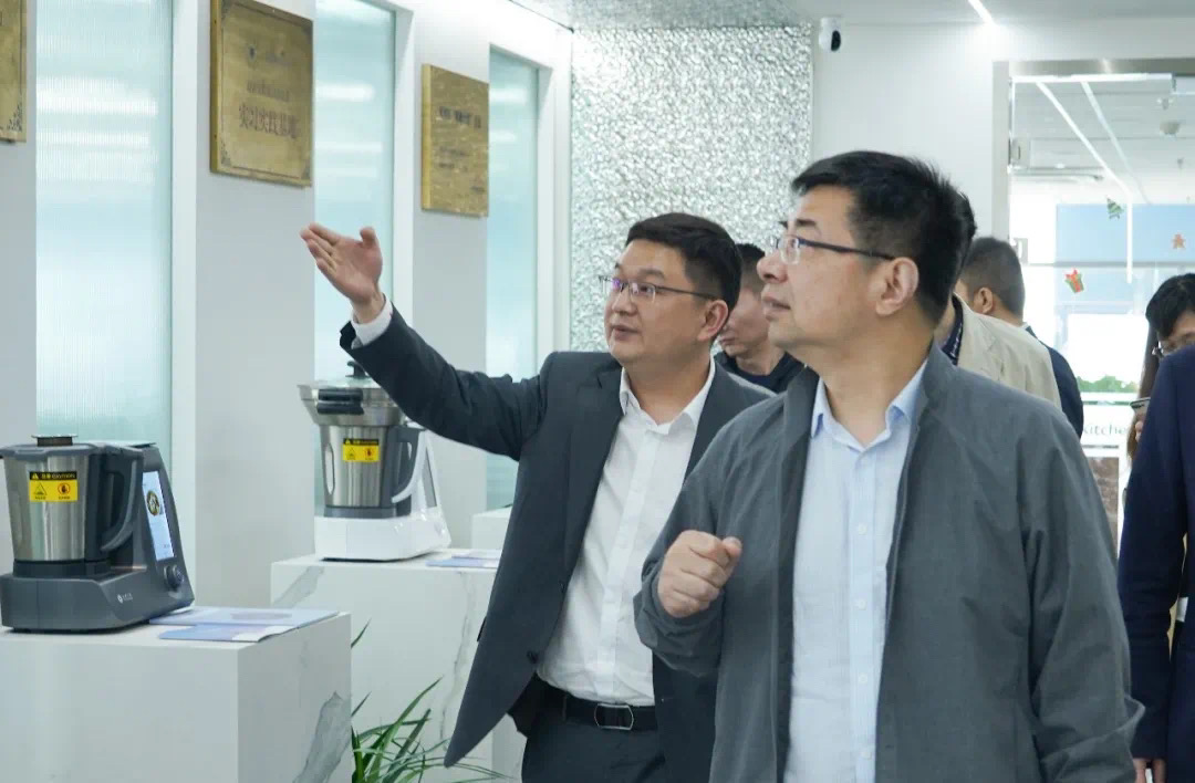 布局數(shù)字化廚電方向 | 浙江省商務(wù)廳副廳長張曙明帶隊蒞臨田螺云廚考察指導(dǎo)