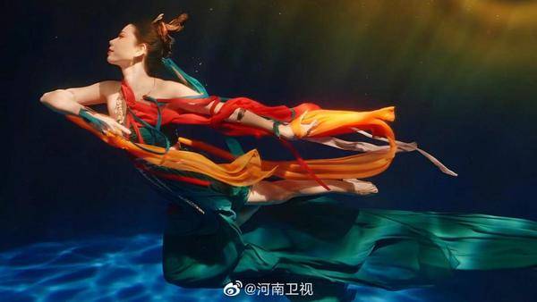 水下中國(guó)舞《祈》完整版奉上 當(dāng)貝投影F3陪你大屏觀舞！