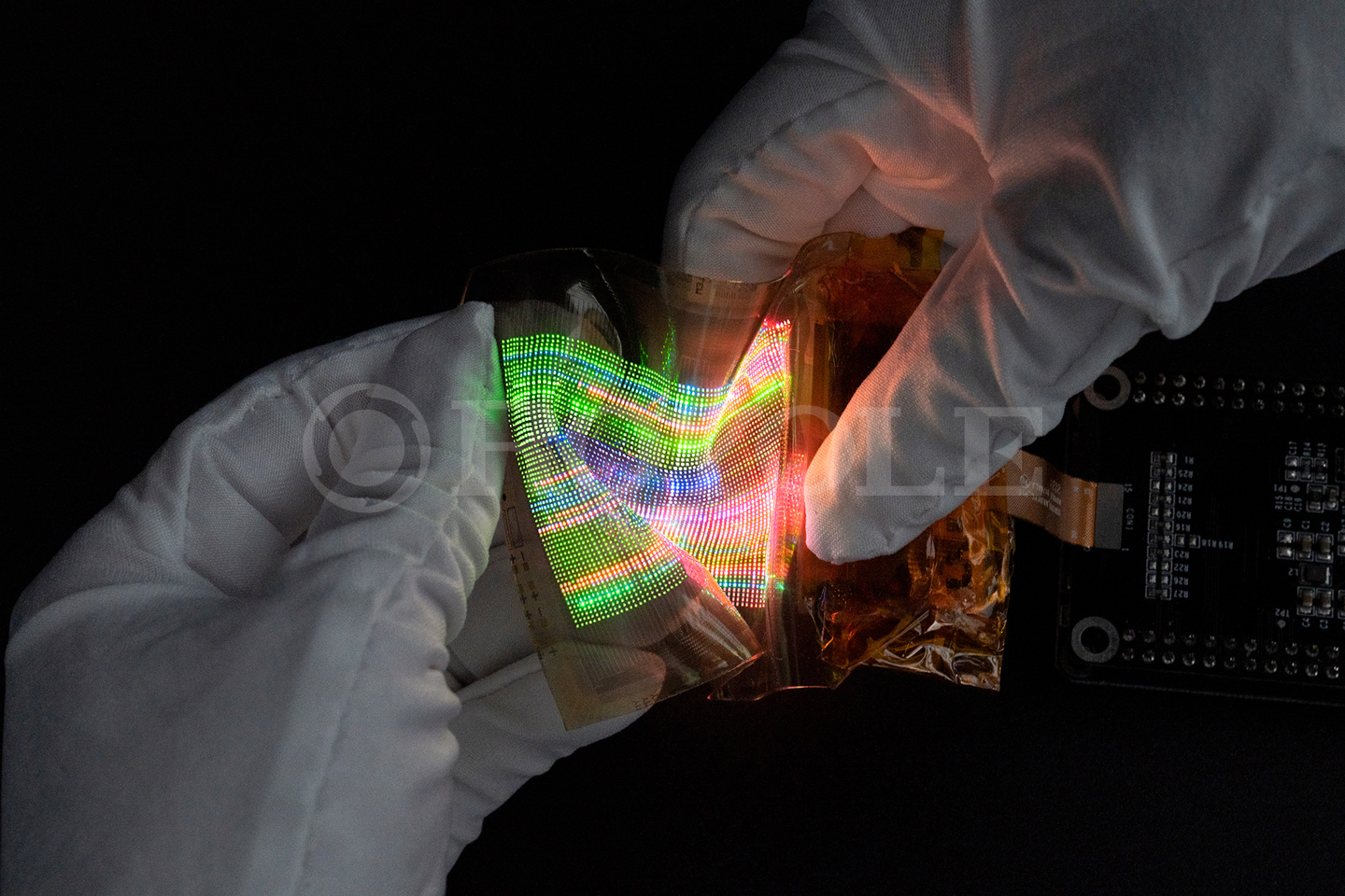 柔宇科技發(fā)布業(yè)內(nèi)首個(gè) Micro-LED 彈力柔性屏技術(shù)：可拉伸、扭曲、旋轉(zhuǎn)