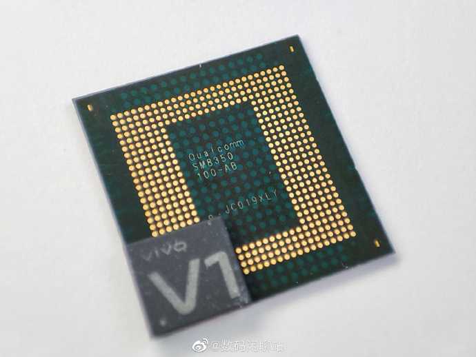 X70/Pro 系列首發(fā)采用，vivo 自研 V1 ISP 芯片曝光，大小對(duì)比驍龍 888