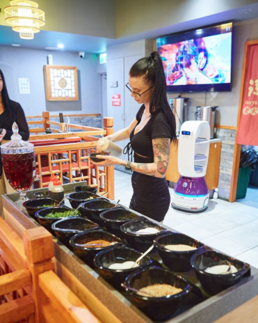 擎朗送餐機(jī)器人亮相譚鴨血澳大利亞首店 會送餐還能打招呼