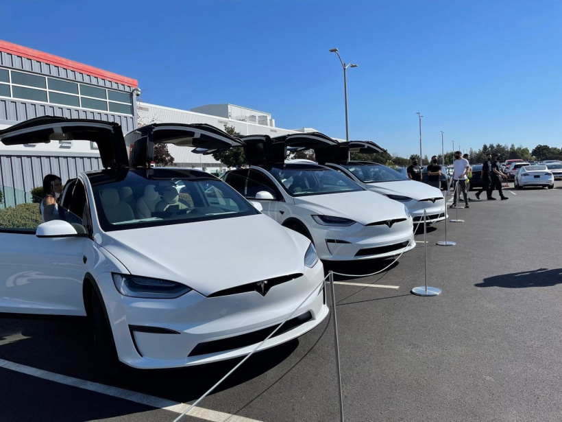 特斯拉新款 Model X 今日交付，帶來全新內(nèi)飾設(shè)計(jì)