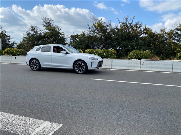 華為、賽力斯聯(lián)手打造！AITO首款車型問界M5實車上路：神似保時捷Maccan