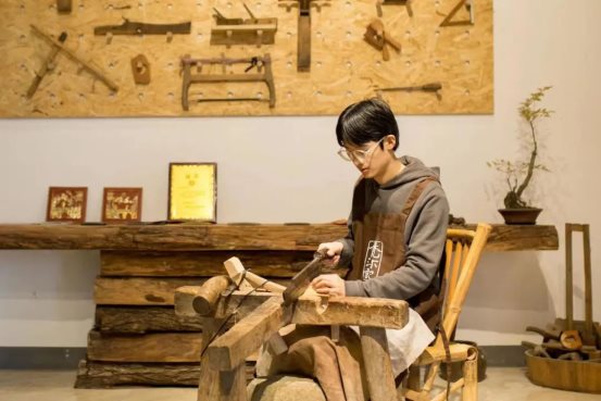 老木梳玩出新花樣，95后非遺傳承人在抖音電商展示青春國(guó)風(fēng)