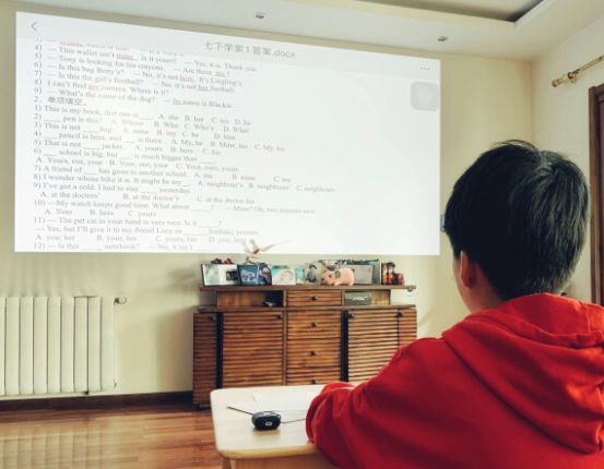 推薦適合孩子上網(wǎng)課的投影儀，當(dāng)貝X3超高亮度看得清上網(wǎng)課更護(hù)眼