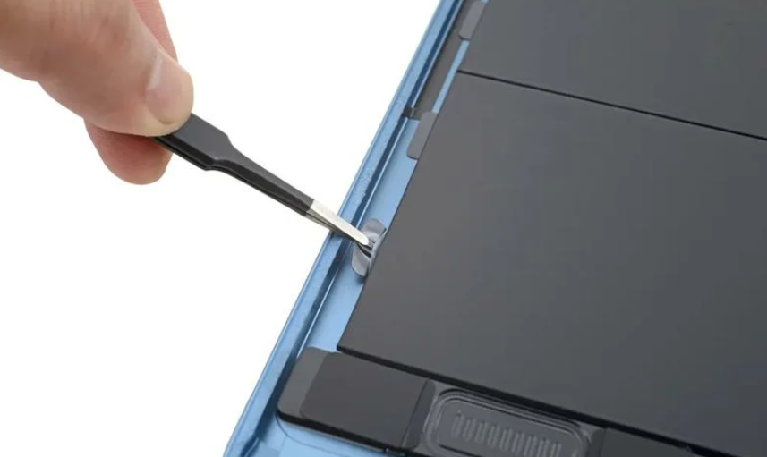 蘋果 iPad Air 5 拆解顯示：內(nèi)部配備拉片，便于更換電池